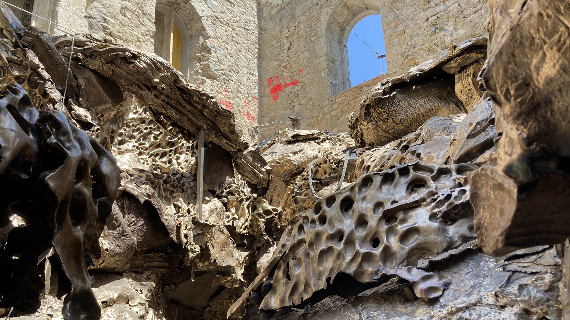 Hondalea, la obra escultórica de Cristina Iglesias instalada en el edificio del faro de la isla de Santa Clara en Donostia- San Sebastián, con la colaboración de LKS KREAN Hondalea, la obra escultórica de Cristina Iglesias instalada en el edificio del faro de la isla de Santa Clara en Donostia- San Sebastián, con la colaboración de LKS KREAN