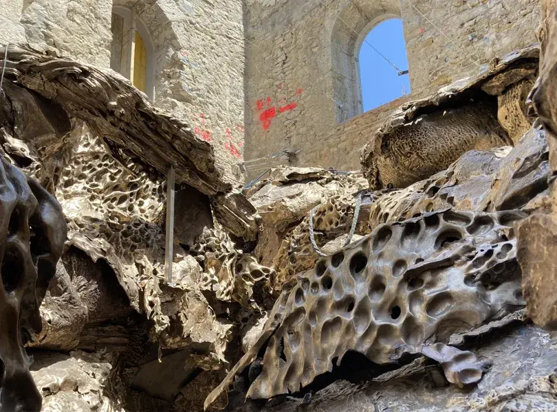 Hondalea, la obra escultórica de Cristina Iglesias instalada en el edificio del faro de la isla de Santa Clara en Donostia- San Sebastián, con la colaboración de LKS KREAN